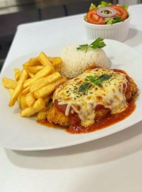 Prato de almoço com panado à parmegiana, arroz, batata frita e salada